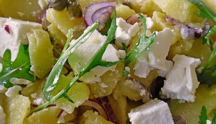Griekse aardappelsalade met feta en rucola recept