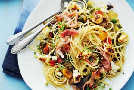 Spaghetti met geroosterde groenten, ricotta en rauwe ham