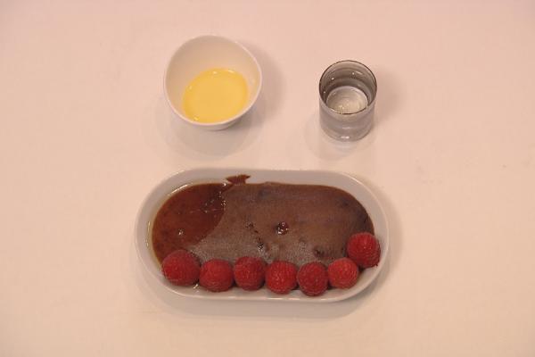 Chocoladetaart met een saus van grand marnier