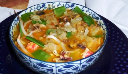 Pompoen noedel soep met curry en zeevruchten recept