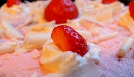 Aardbeien slagroomtaart met witte chocoladekrullen recept ...