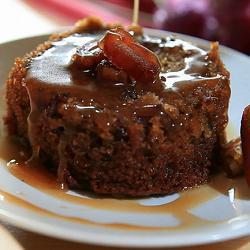 Sticky toffee pudding met warme toffeesaus recept