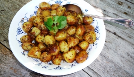 Griekse gebakken aardappelen met knoflook&comma; oregano en ...