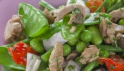 Voorjaarsgroente salade met tonijn en dressing recept