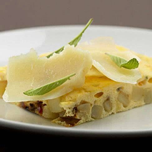 Aardappelfrittata met italiaanse kaas en salie recept