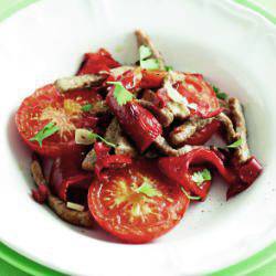Rode lauwwarme salade met pikant vlees recept