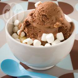 Chocolade-ijs met pecannoten en marshmallows recept