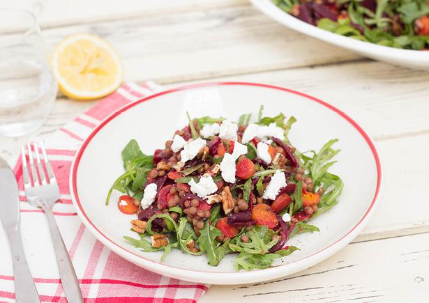 Kruidige linzensalade met bieten, geitenkaas en peccannoten