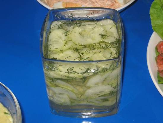Zoetzure komkommersalade met dille (paar dagen houdbaar ...