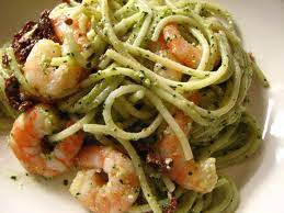 Spaghetti met groene pesto en knoflookgarnalen recept