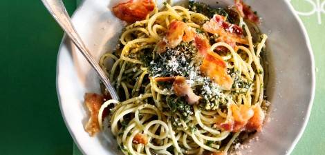 Spaghetti met knapperige spek en pesto recept