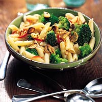 Penne met broccoli, knoflook en walnoten recept