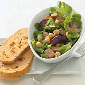 Salade met kikkererwten en grillworst recept