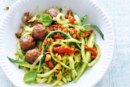 Courgetti met vegaballetjes & tomaat