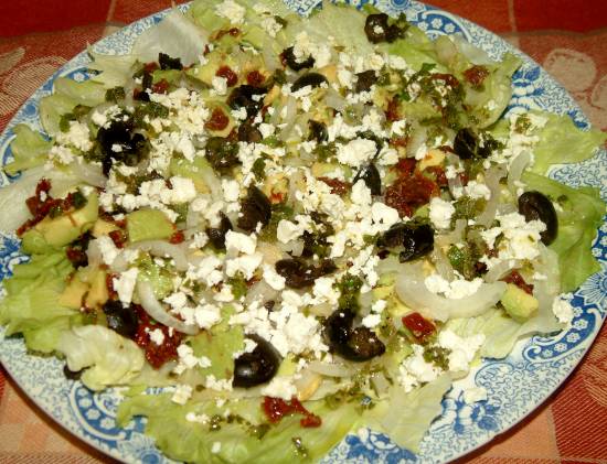 Avocado, feta, olijven salade met groene kruidendressing recept ...