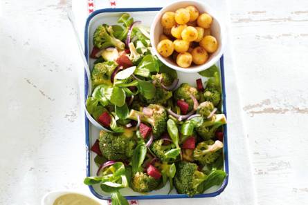 Minikrieltjes met salami & broccolisalade