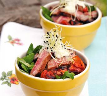 Salade met gegrilde biefstuk en zongedroogde tomaatjes recept ...