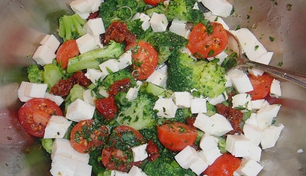 Broccoli salade met mediterraan tintje recept