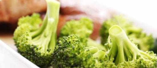 Broccoli met rozemarijnolie en pijnboompitten recept