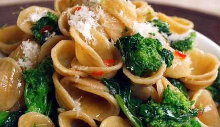 Simpele broccoli en chilipeper pasta&comma; bereid met witte wijn