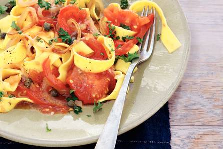 Verse lintpasta met tomaat en kappertjes