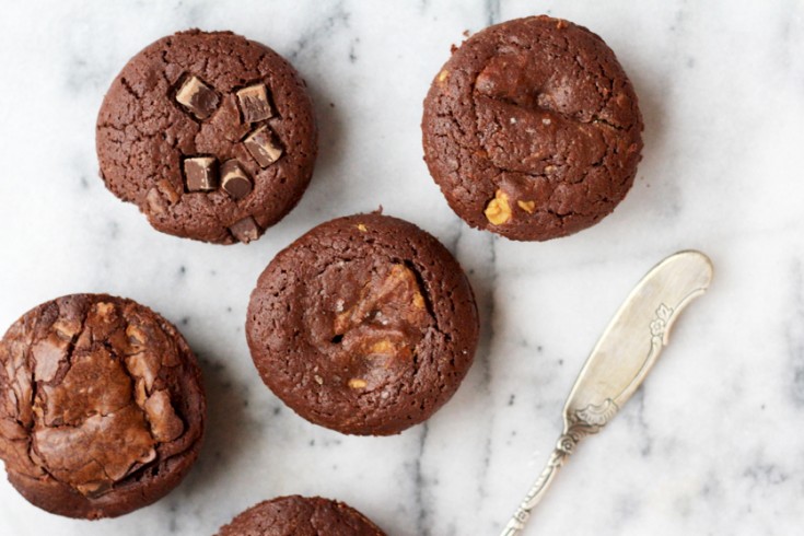 Brownie muffins met chocolate chunks & pindakaas swirl