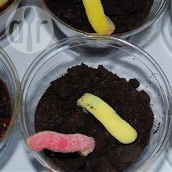 Chocoladepotjes gevuld met aarde en wormen recept