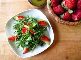 Aardbeien, avocado, rucola salade met balsamico dressing recept ...