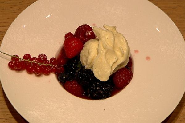 Huisgemaakt vanille-ijs met soepje van rood fruit met munt