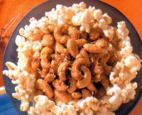 Popcorn met pittige noten recept