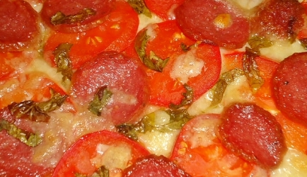 Salami tortilla pizza recept