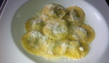 Ravioli gevuld met mascarpone en pistachenoten. (ravioli con ...