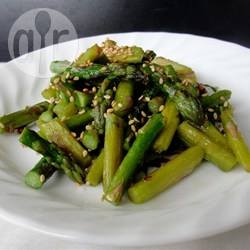 Geroerbakte groene asperges met sesam recept