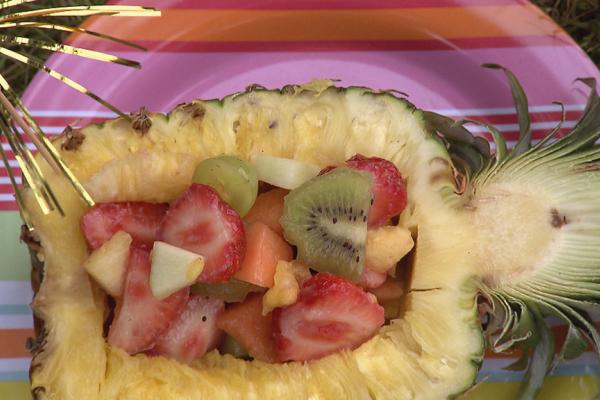 Ananas gevuld met vers fruit