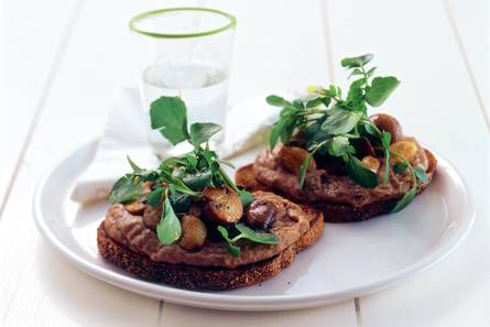 Maaltijdcrostini met kruidige bonenspread, knoflook en champignons