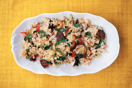 Gebakken rijst met shii-takes en groene kruiden