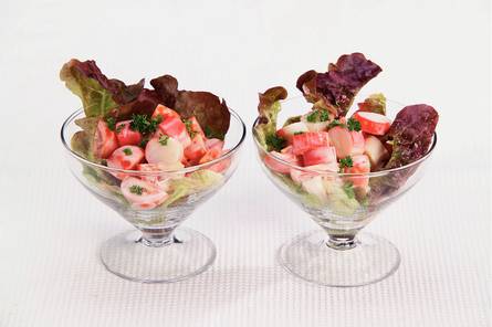Cocktailsalade met surimi en cherrytomaten