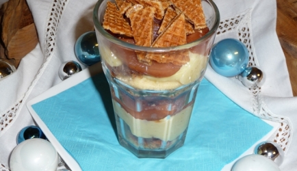 Trifle met stoofpeertjes en stroopwafelkruimels recept