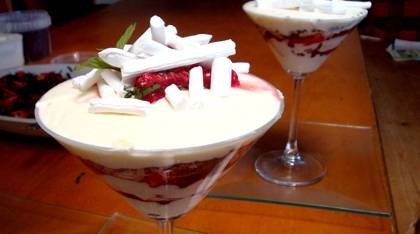 Luchtige yoghurt met zomerfruit, witte chocolade en basilicu recept ...