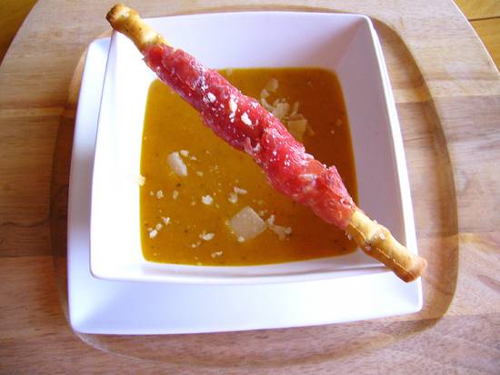 Doperwtensoepje met versierde soepstengel recept