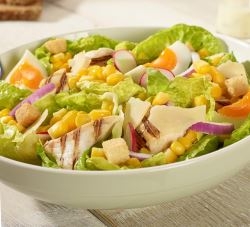 Zonnige caesar salade met crispy maïs recept