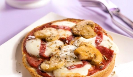 Pizzasneetje met champignons en salami recept
