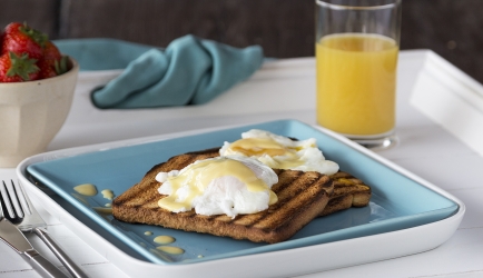 Eggs benedict met toast van wit brood recept