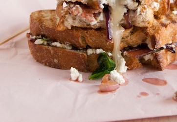 Gegrilde geitenkaas sandwich met spek en dadels recept ...