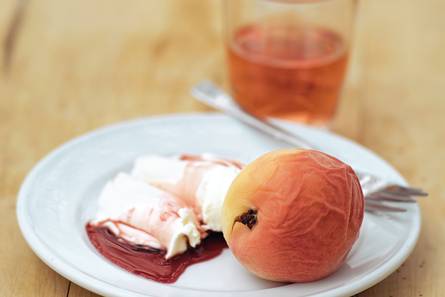In rosé gestoofde perziken met mascarpone