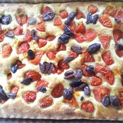 Italiaanse focaccia met tomaten en olijven recept