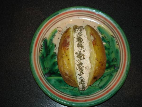 Gepofte aardappel met kruidenkaas recept