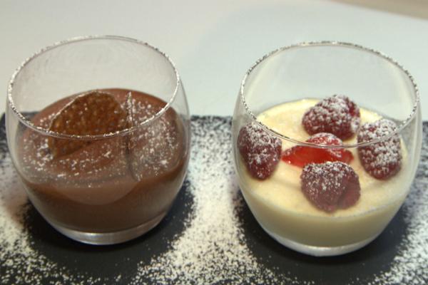 Duo van chocolademousse afgewerkt met rood fruit