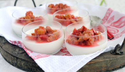 Yoghurt panna cotta met rabarbercompôte recept