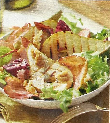 Salade met gegrilde peer en krokante parmaham recept